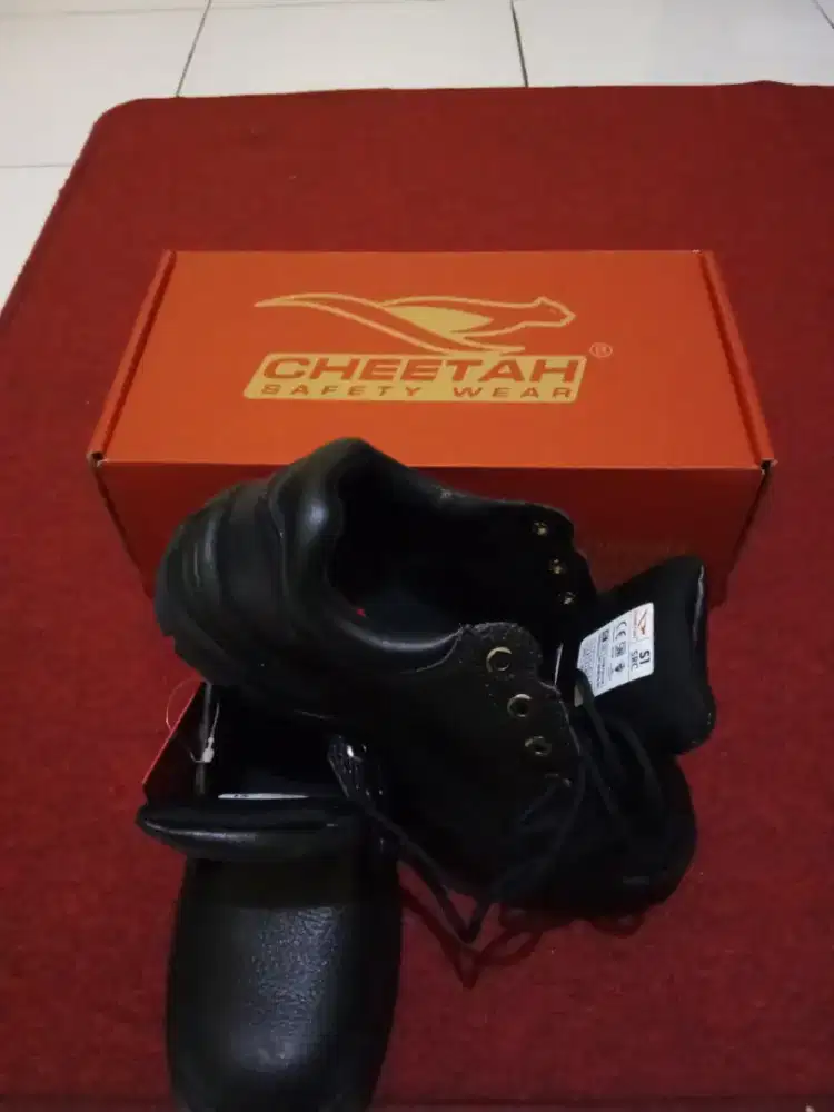 Sepatu safety pria