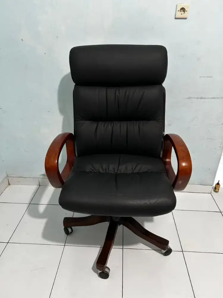 Kursi kantor direktur donati tope senator.