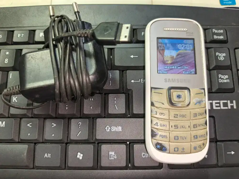 Samsung Gt-E1205Y + carger Bagus