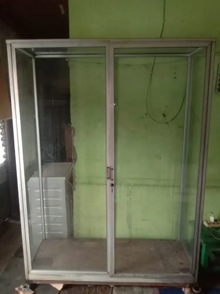 Di jual lemari kaca 2 pintu polos ukuran 200×150×55 cm