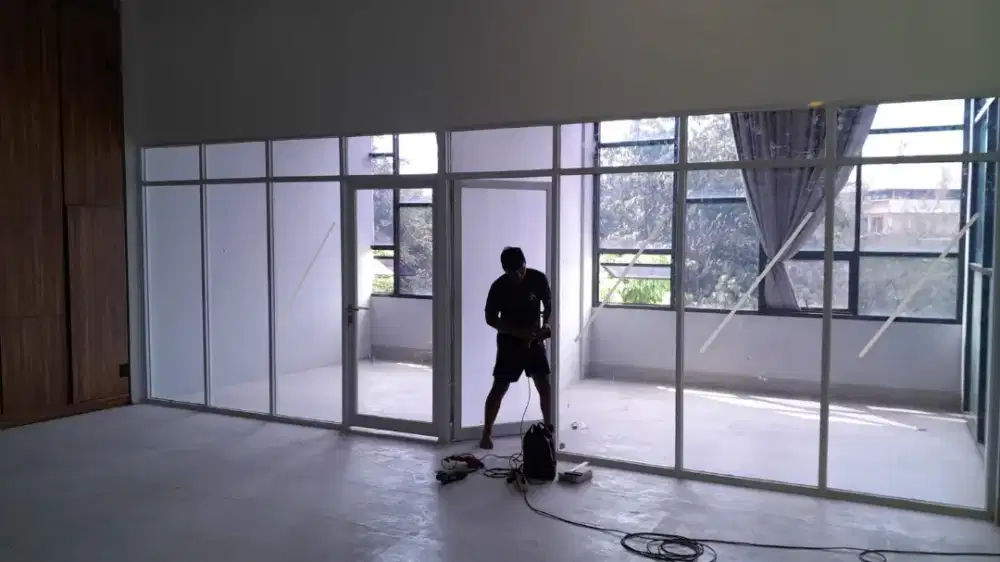 Sticker sandblasting sticker ice penyekat ruangan kaca kantor & hotel