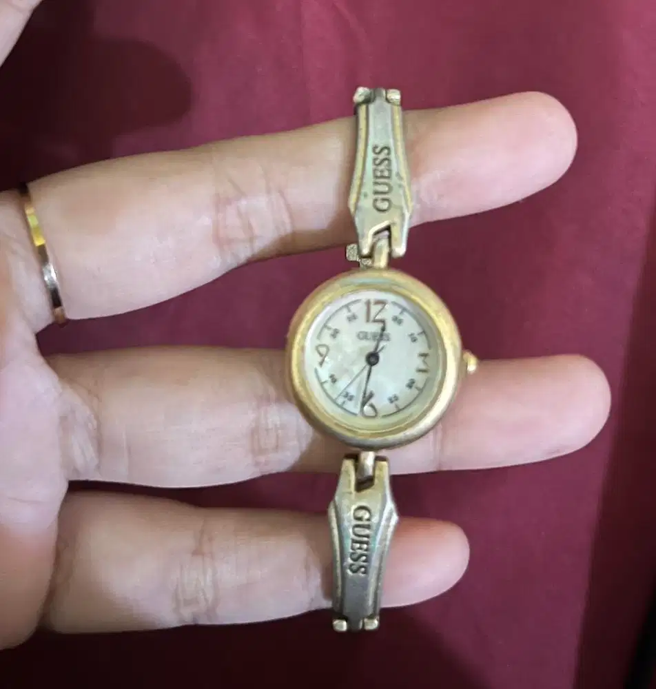 Jam tangan wanita guess bekas masih bagus