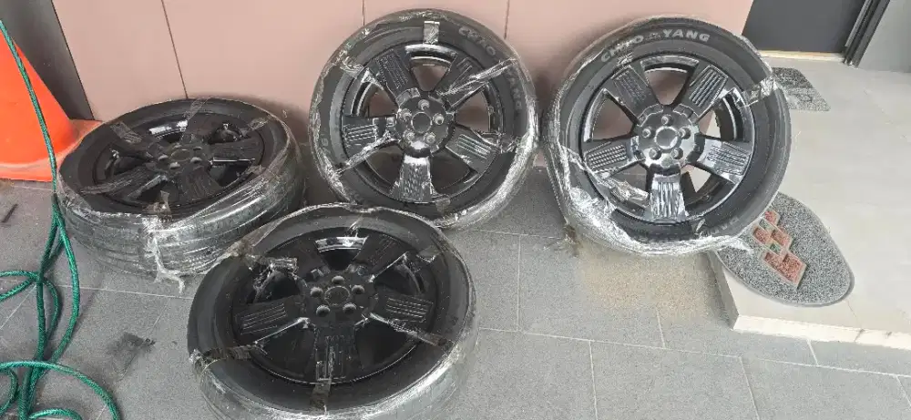 Velg Chery J6 RWD R18 Kondisi mulus include ban. Bisa untuk Serep