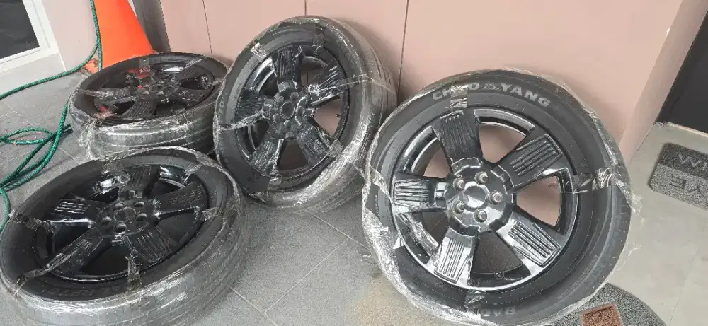 Velg Chery J6 RWD R18 Kondisi mulus include ban. Bisa untuk Serep