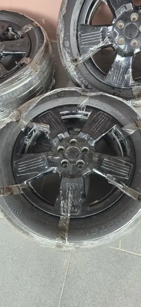 Velg Chery J6 RWD R18 Kondisi mulus include ban. Bisa untuk Serep