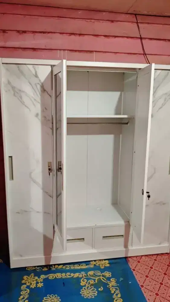 Lemari pakaian plat besi