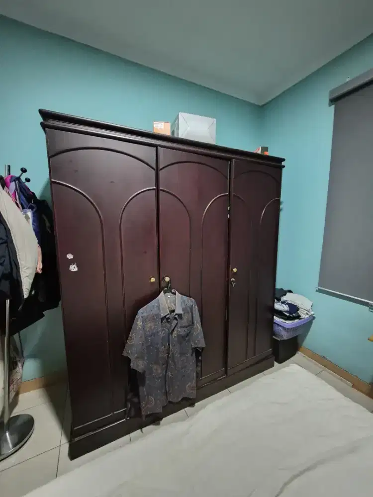 Lemari besar model klasik
