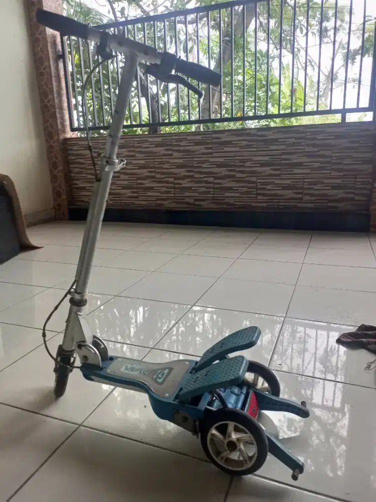 Scooter anak dua pedal injak