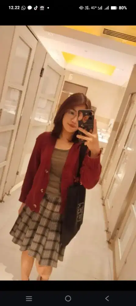 Mencari pekerjaan host live streaming atau bagian packing