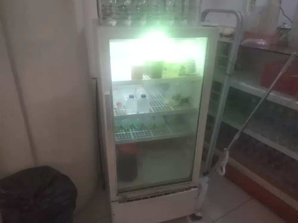 Jual Showcase masih bagus belum pernah di servise sama sekali