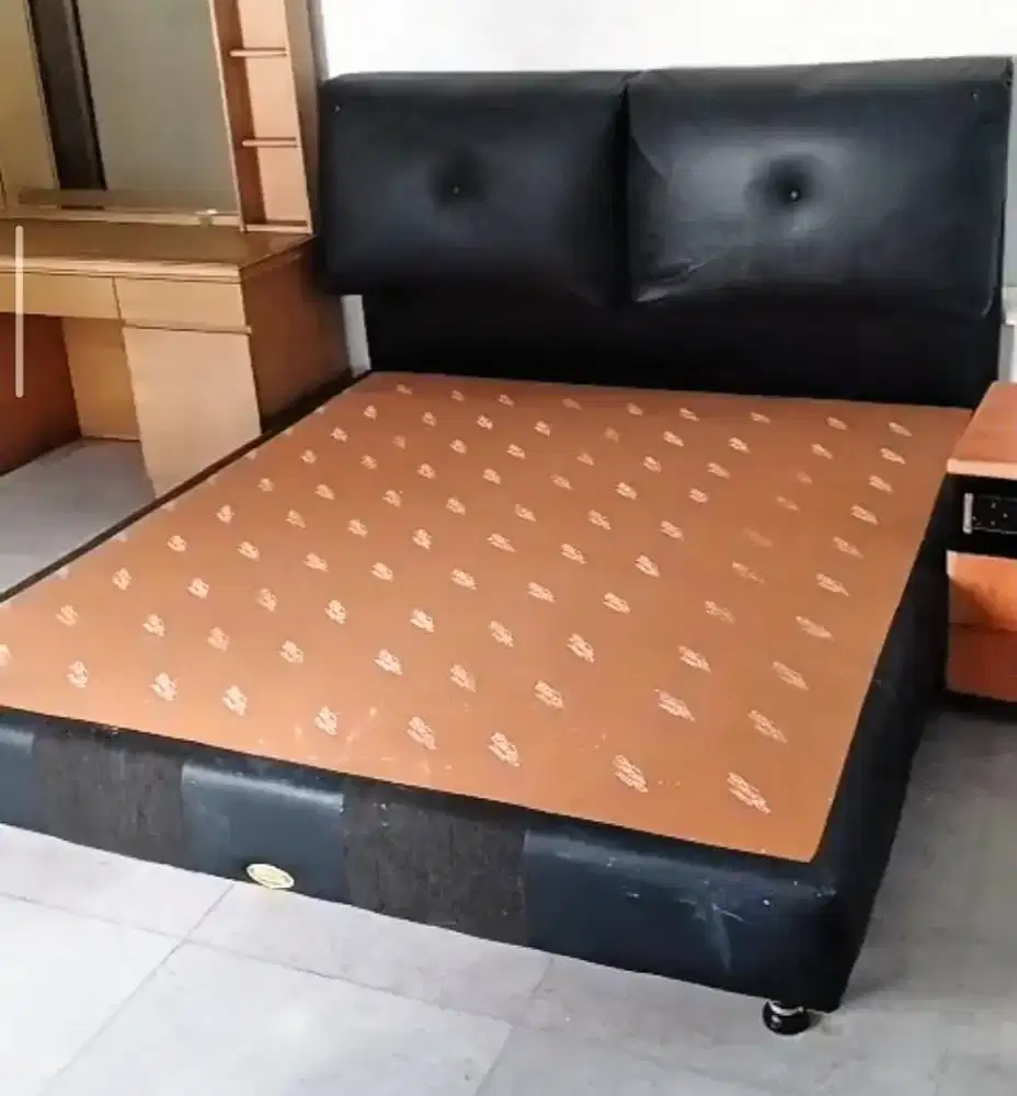 Dipan dan meja rias bonus kasur 180x200 cm