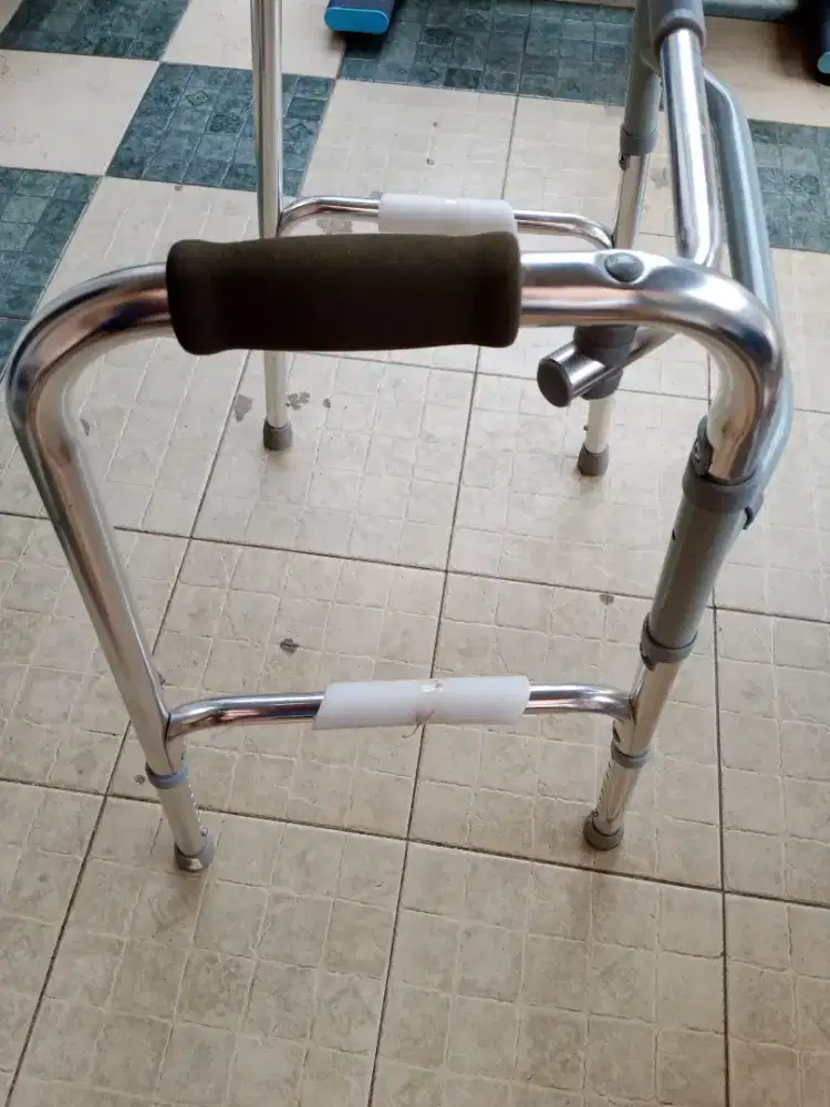 Dijual walker alat bantu jalan lansia