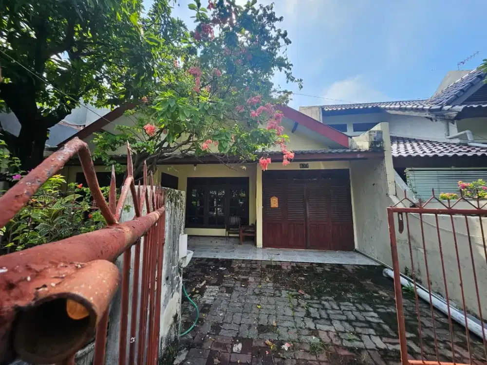 Rumah Second Siap Huni Tanah Luas Lokasi Dalam Komplek, Row Jalan 2 Mobil, Akses Strategis 5 Menit ke Pintu Tol di Surabaya - Open for Nego