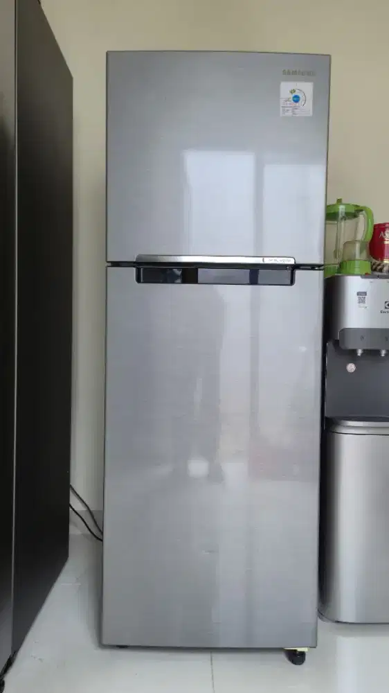 JUAL CEPAT‼️ KULKAS SAMSUNG 2 PINTU 236 L INVERTER – DINGIN, MURAH!