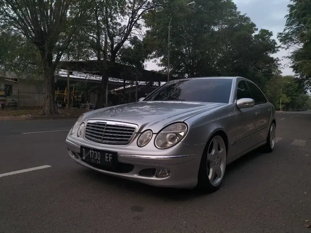 Dijual Mobil Mercy Mercedes Benz E260 Tahun 2005