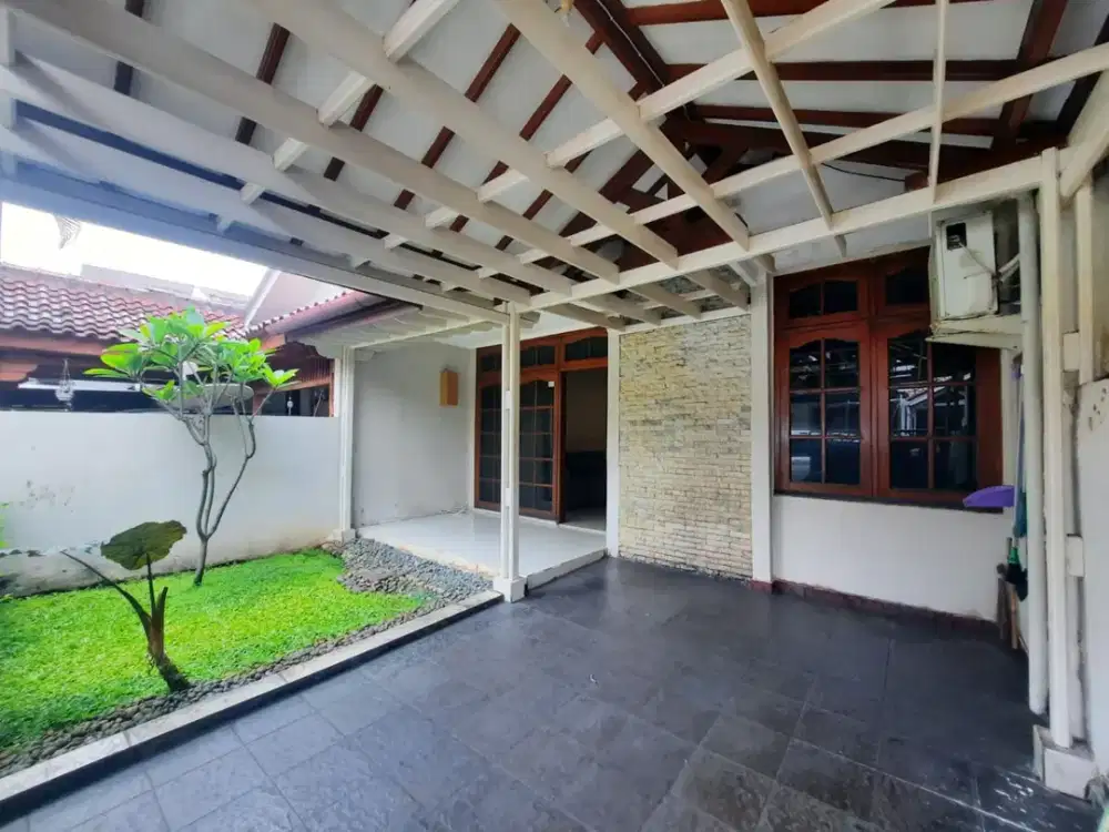 Rumah Apik dan Mungil 1,5 Lantai di Bona Indah.