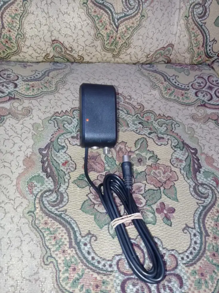 Adaptor / Power Supply / Booster Antena TV Merk INTRA