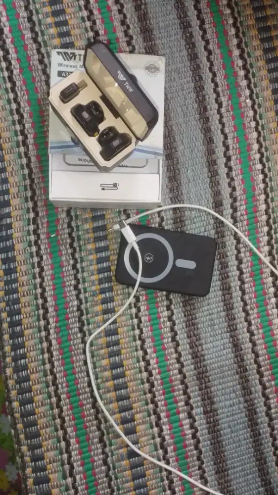 Powerbank 20000 mah + kabel cas iPhone+ mic wireless merek tnw