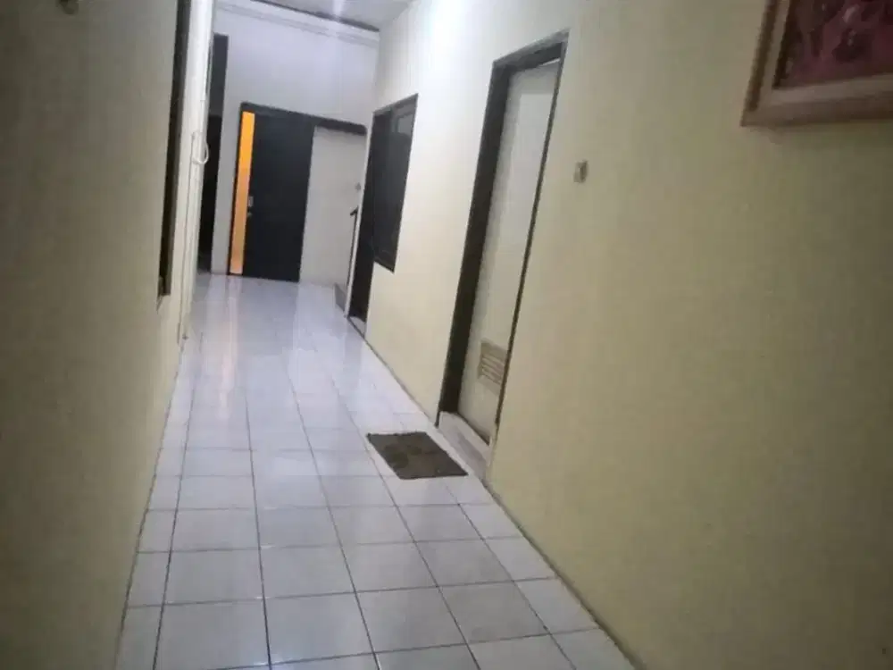 DISEWAKAN RUMAH BESAR DI GANDARIA JAKARTA SELATAN DENGAN LUAS 1000M2 ADA KOLAM RENANG DAN FURNISHED