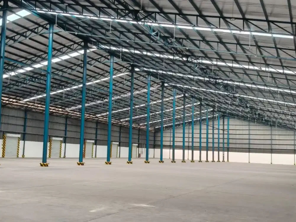 Gudang luas dan strategis di kawasan industri Cakung, cocok untuk logistik, distribusi, maupun manufaktur.