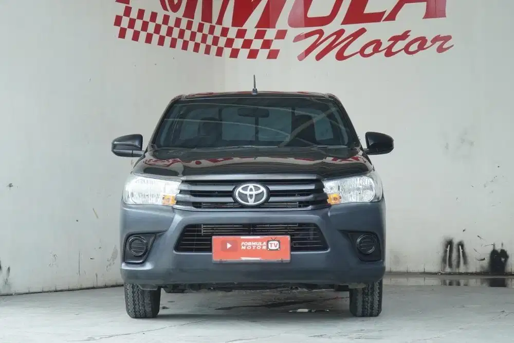 Toyota Hilux 2.4 Singel Cab 4x2 MT 2022 Hitam