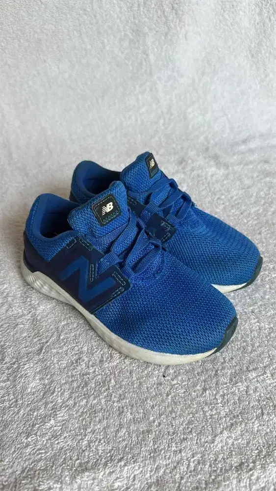 New Balance warna biru