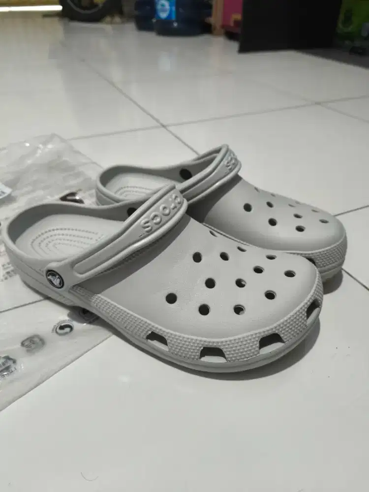 Sandal Crocs Clasik (Abu muda atmosfer)
