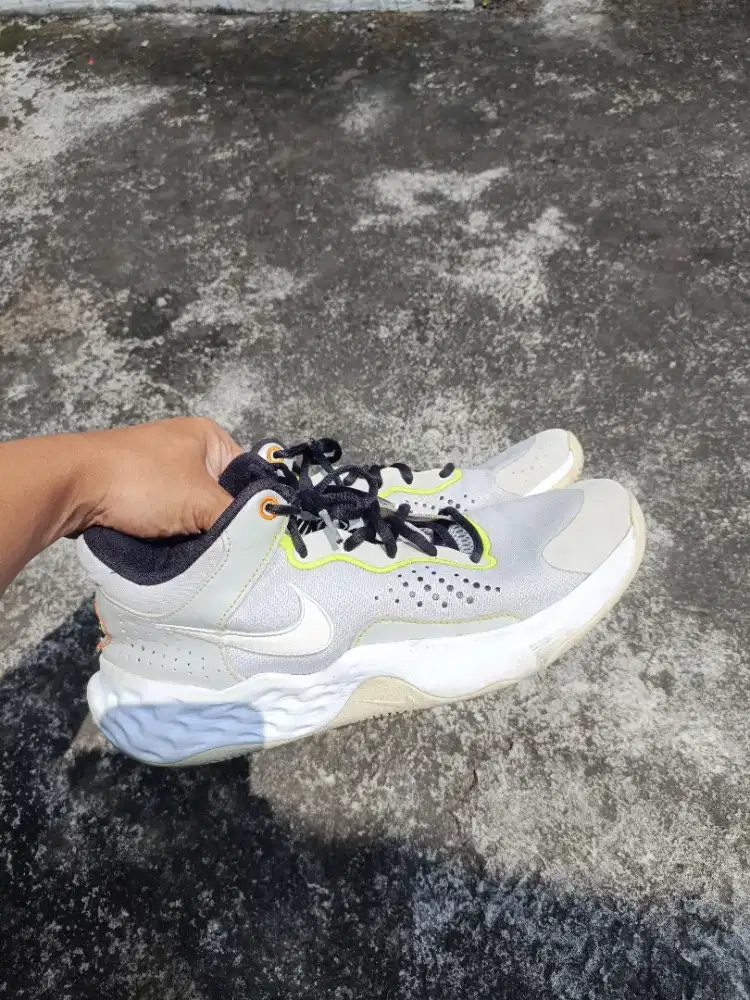 Sepatu Basket Nike fly by mid