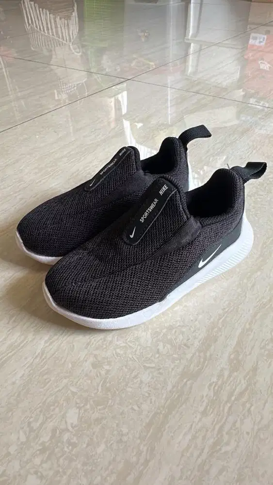 Nike Hitam Anak