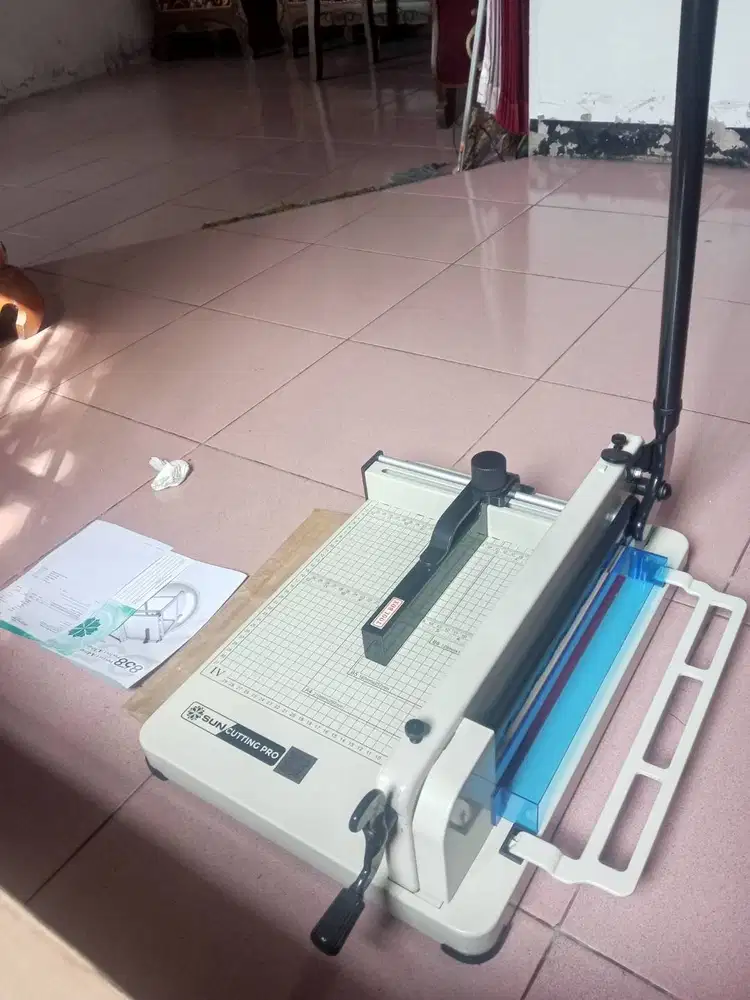 Alat Pemotong Kertas 1 rim A4 - Mesin Thick Layer Paper Cutter A4 858.