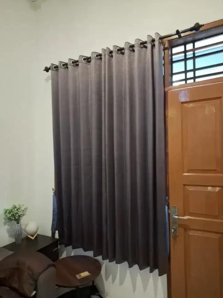 Gorden warna abu abu