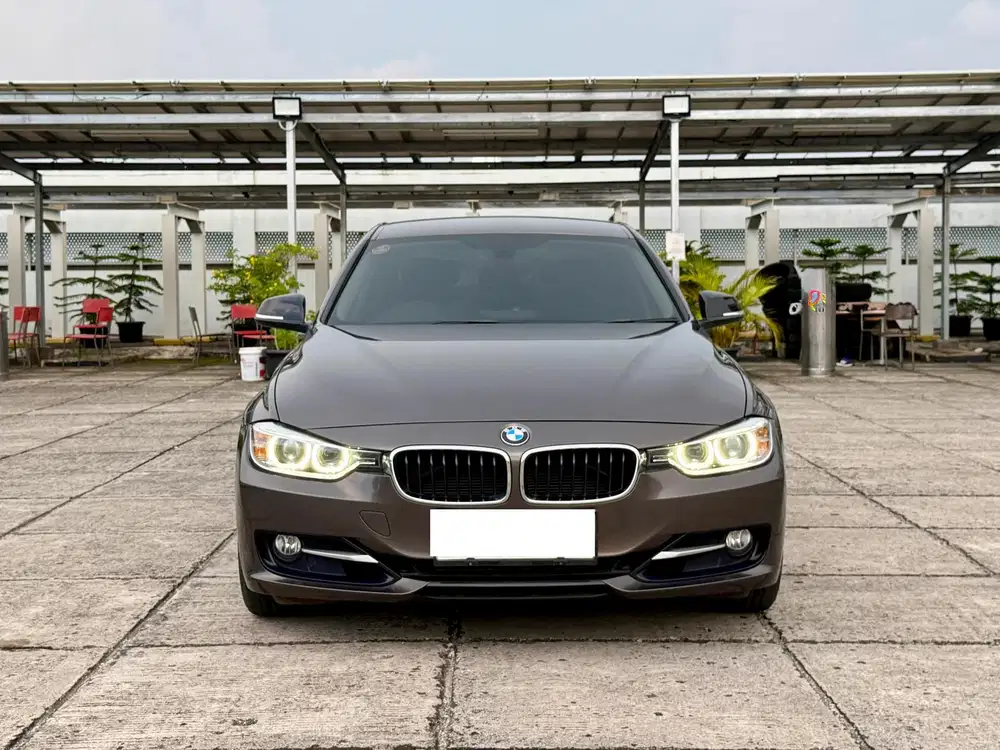 BMW 320i SPORT AT 2013 Bensin