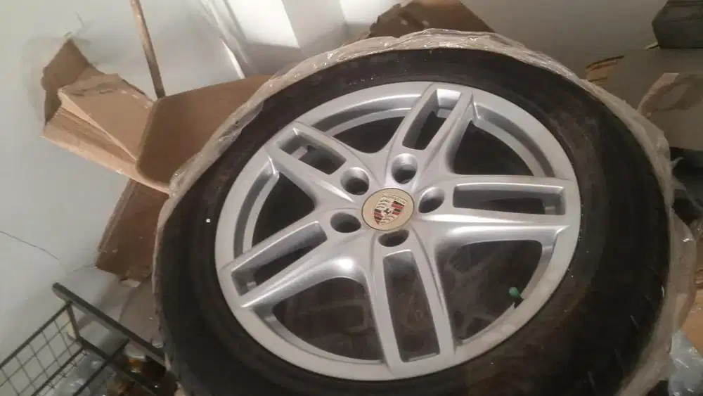 di jual velg dan ban ex porche cayane 2013 oem