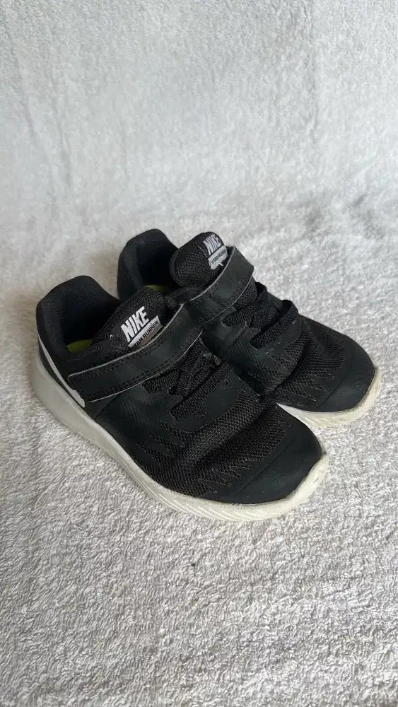 Nike hitam anak