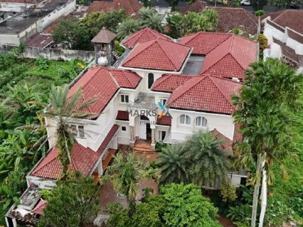 Dijual Rumah Mewah Furnished di Pusat Kota, Selangkah dari Ijen Boulevard, Klojen Malang