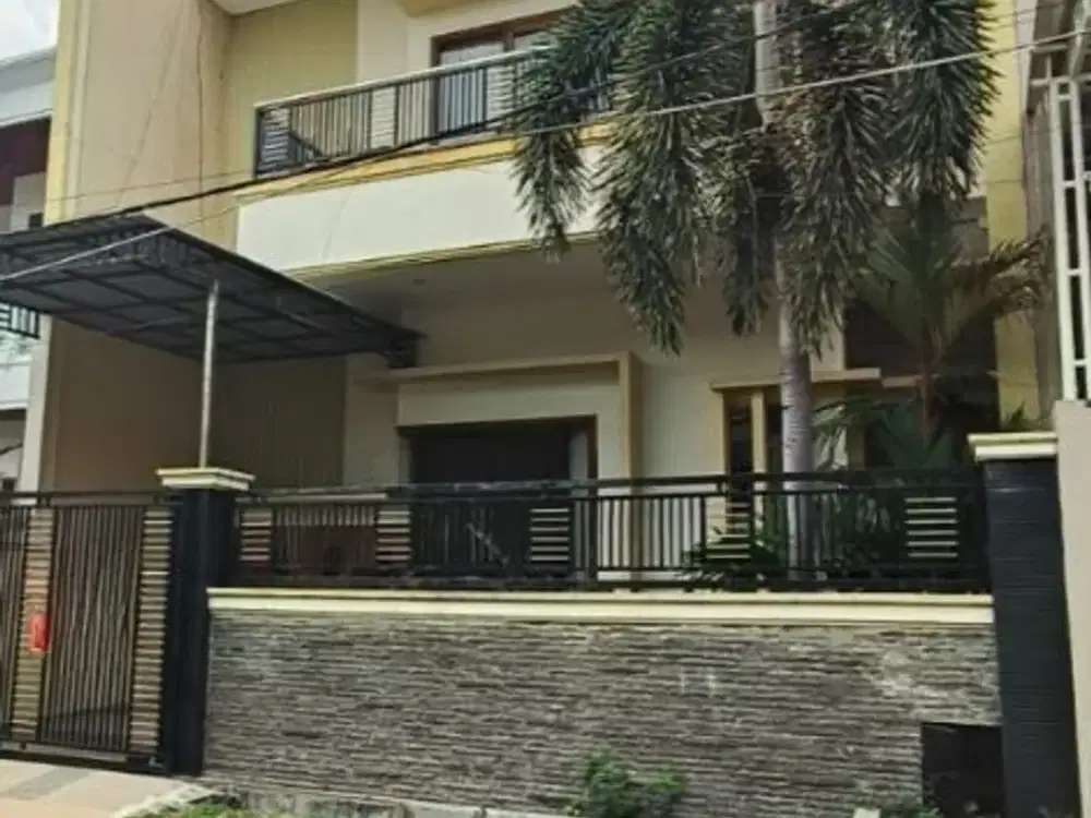 Rumah Dharmahusada Mas Selangkah ke MERR, pusat kuliner, rumah sakit, dan sekolah ternama. Hidup lebih efektif, nyaman, dan berkelas.