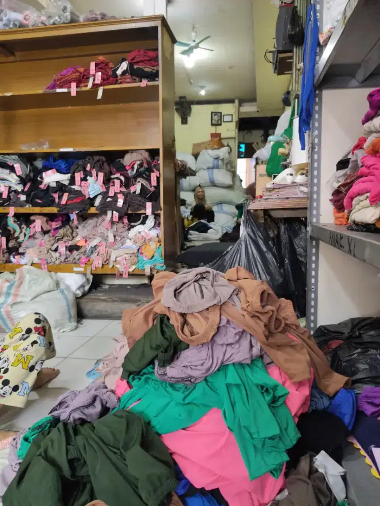 Dibutuhkan segera 1orang cewek buat lipat dan jaga toko