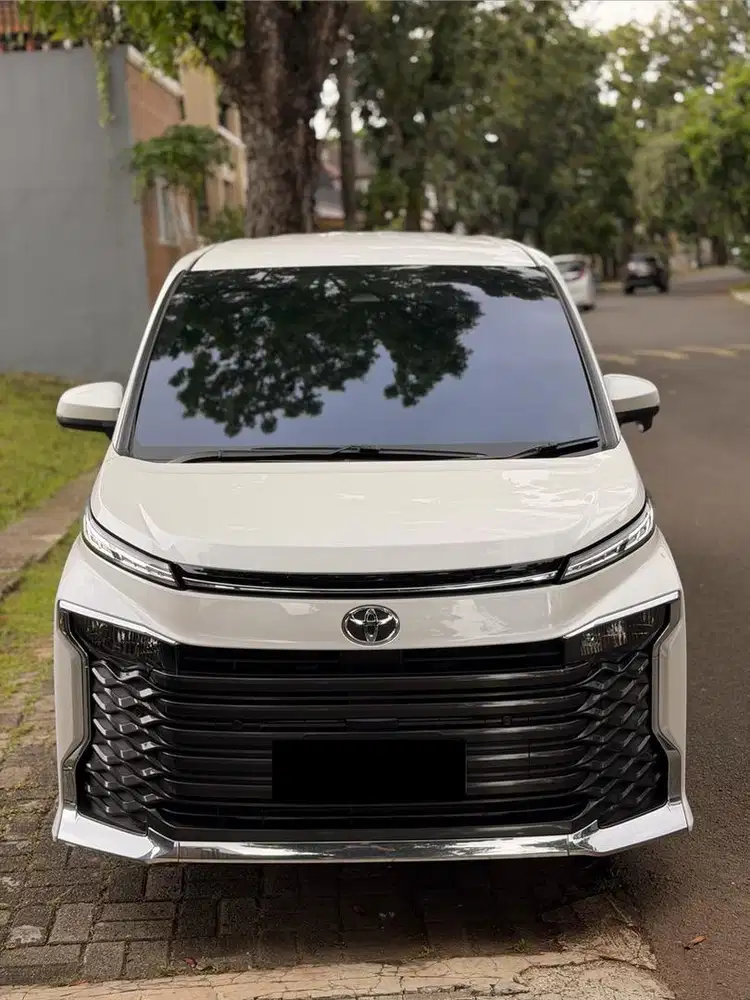 Toyota Voxy 2.0 AT 2024 WHITE LOW KM