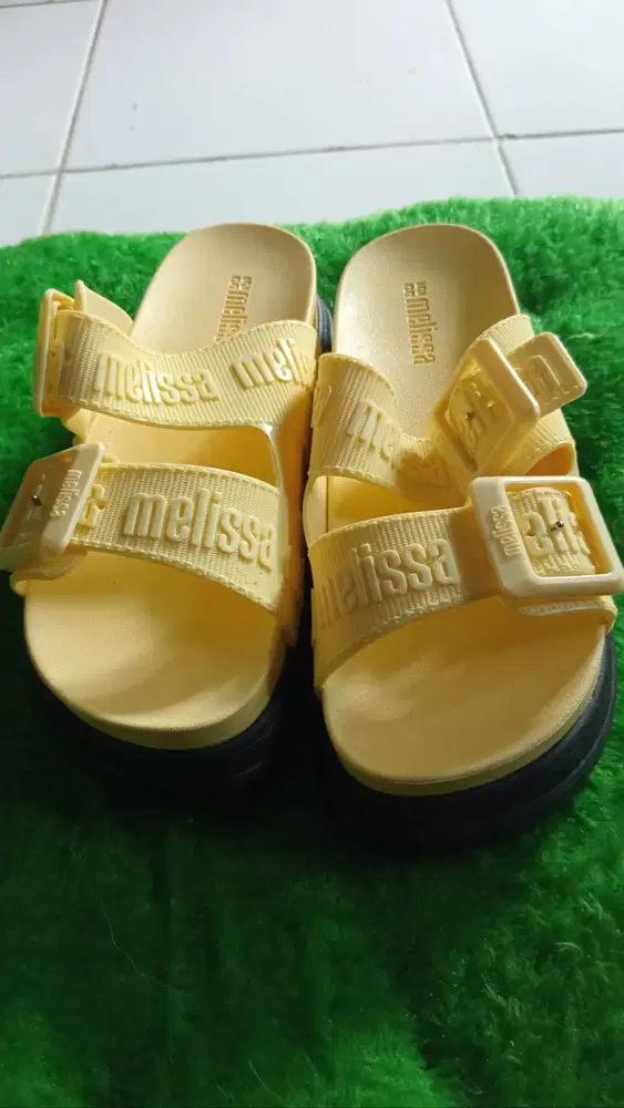 Melissa Vegan Sandal warna kuning