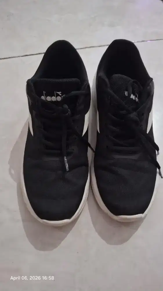 Sepatu Diadora Noken Men's Running warna Hitam nomor 39