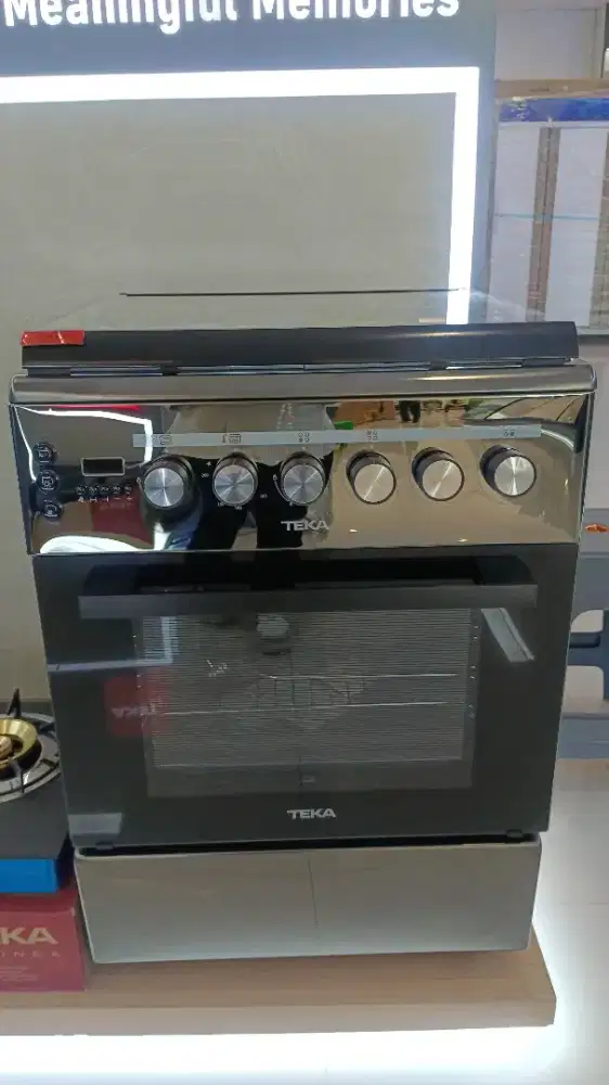 Kompor Freestanding Sudah di lengkapi kompor 4 tungku dan oven