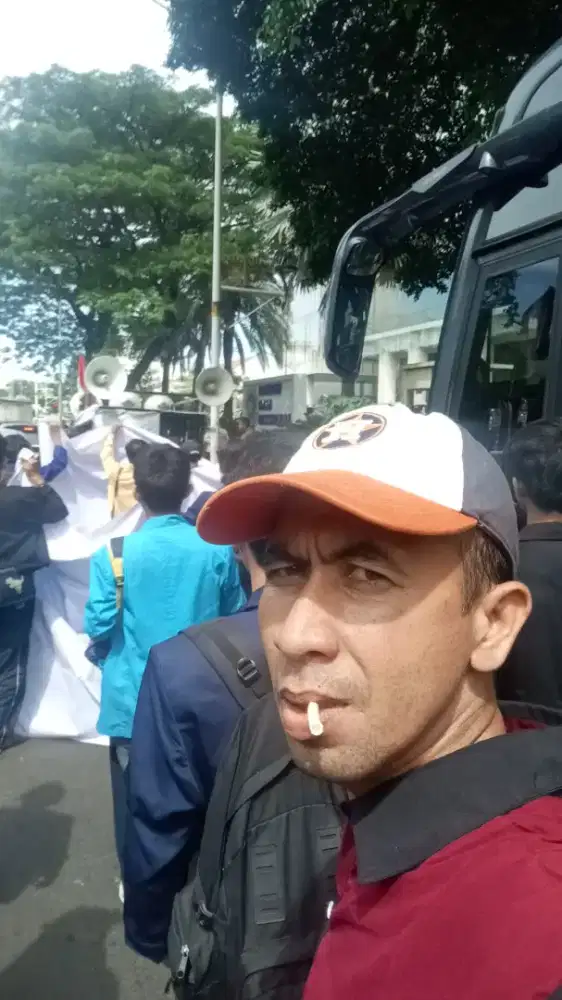 Cari kerja aja buat kebutuhan ekonomi