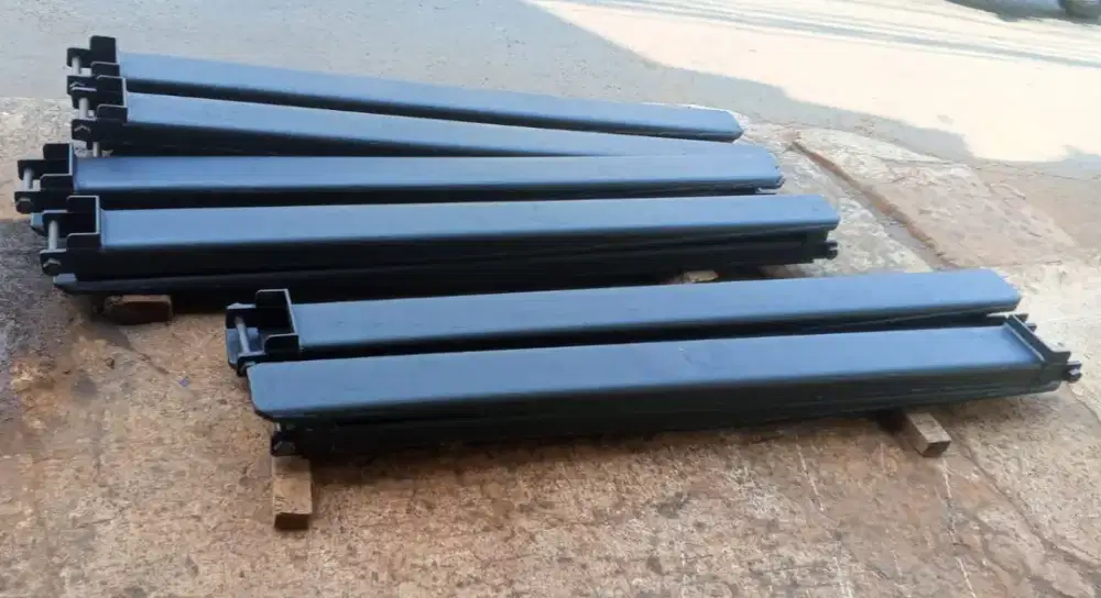 Sepatu garpu forklift