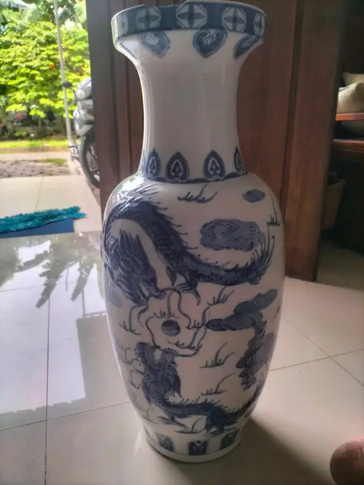 Keramik Putih Biru bergambar Naga.