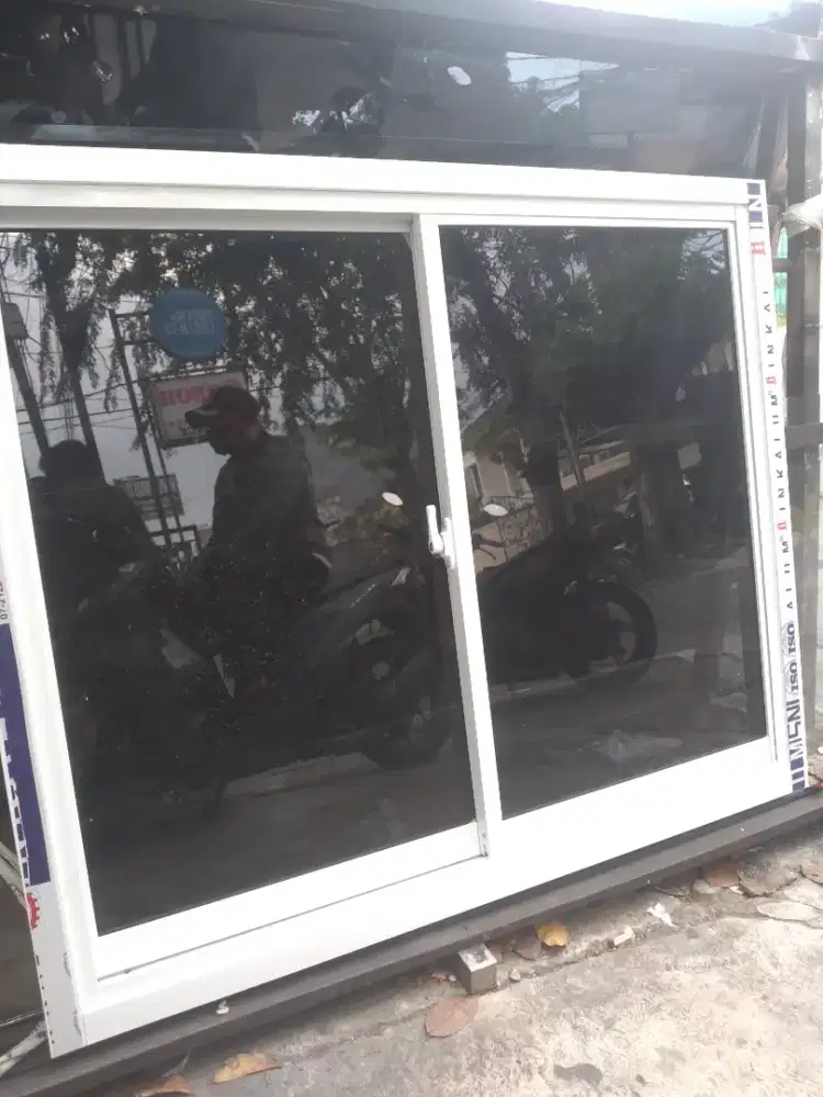 Jendela aluminium sliding T100cm L100cm hrg berikut pemasangan 1,3 jt