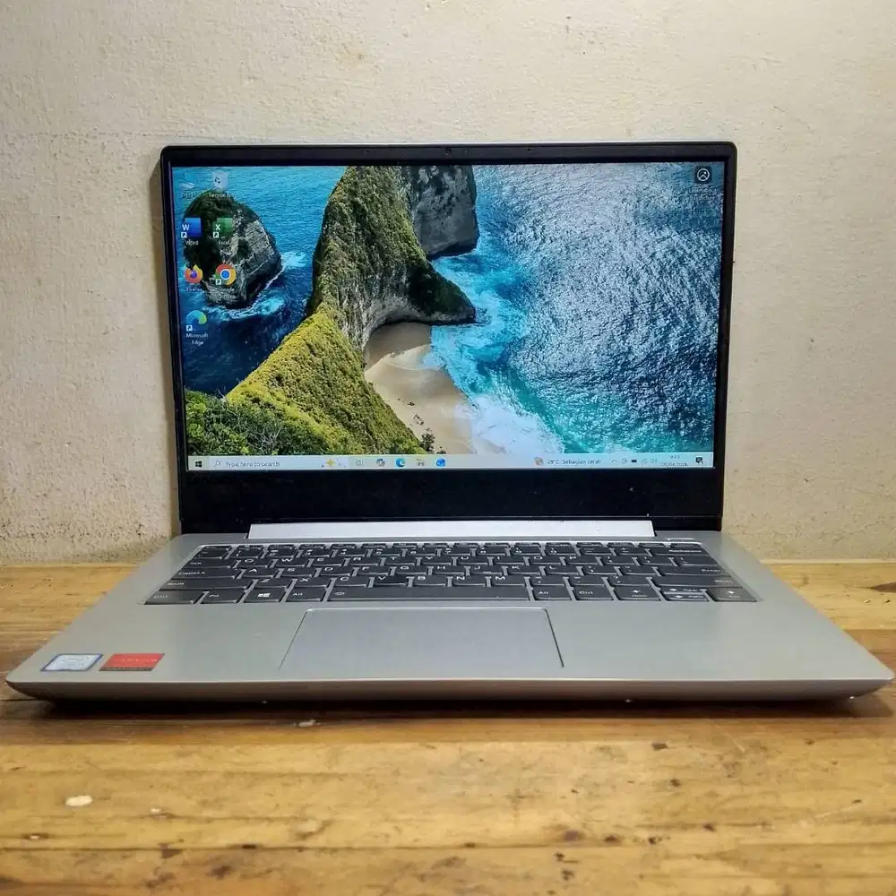 Lenovo core i5 gen 8 Ram 4 GB SSD 256 GB FHD Dobel VGA