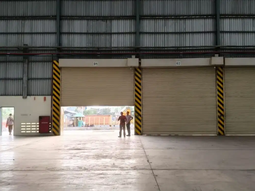 Gudang besar dengan spesifikasi premium di kawasan industri Cakung, sangat cocok untuk logistik skala besar, warehouse, hingga manufaktur.