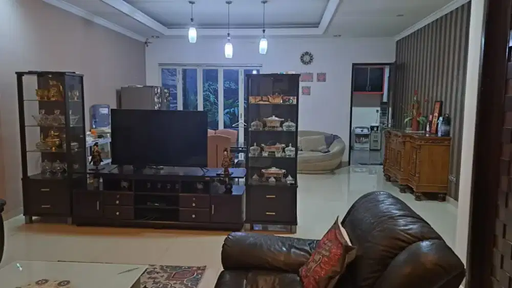 Di jual cepat rumah 2 lt luas tanah 160 m luas bangunan 200 m