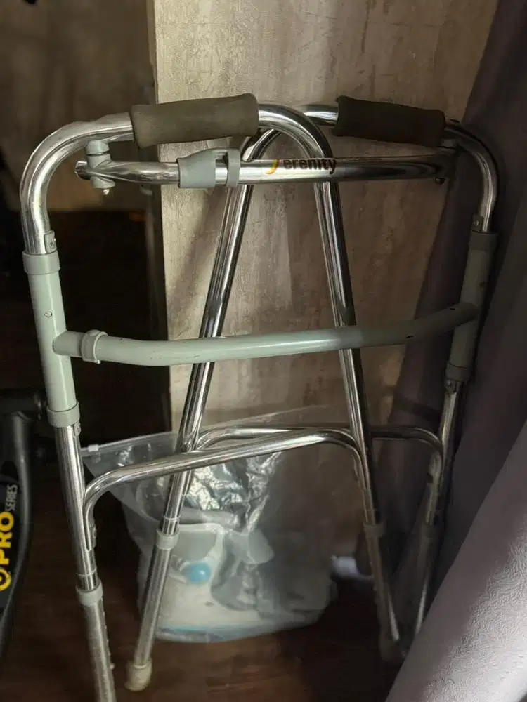 Tongkat walker lansia cidera