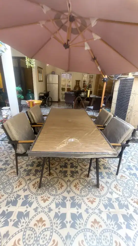 Meja makan satu set dgn payung ( merk Informa )